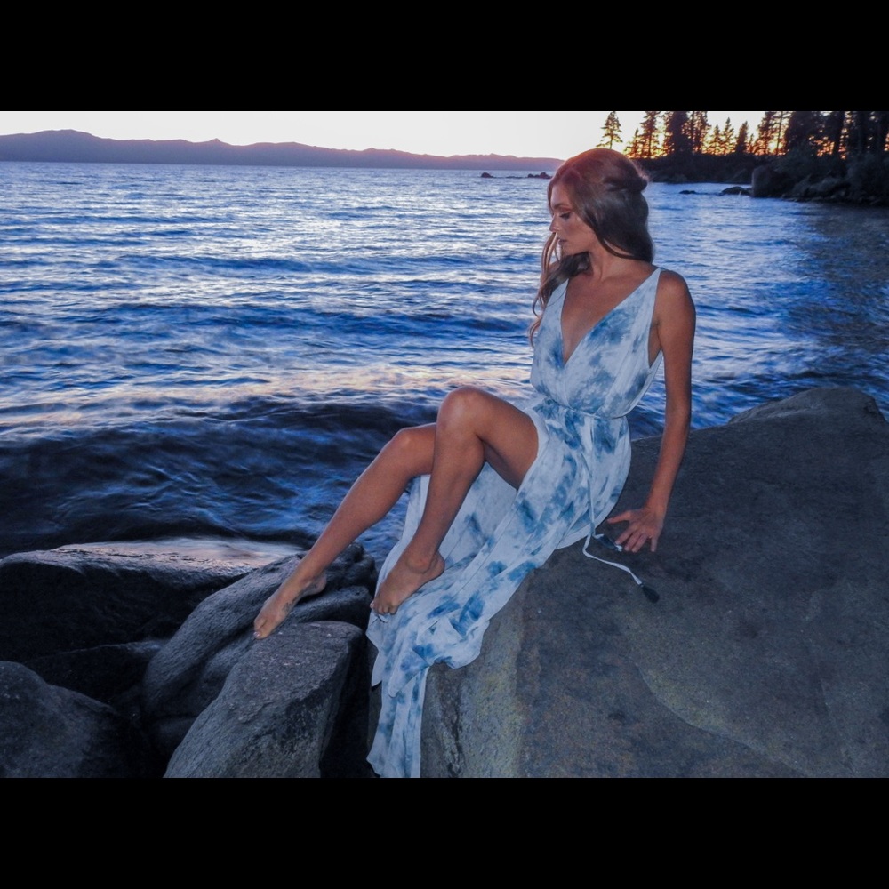 Blue and white dress can fit an xs- medium ties around the waist